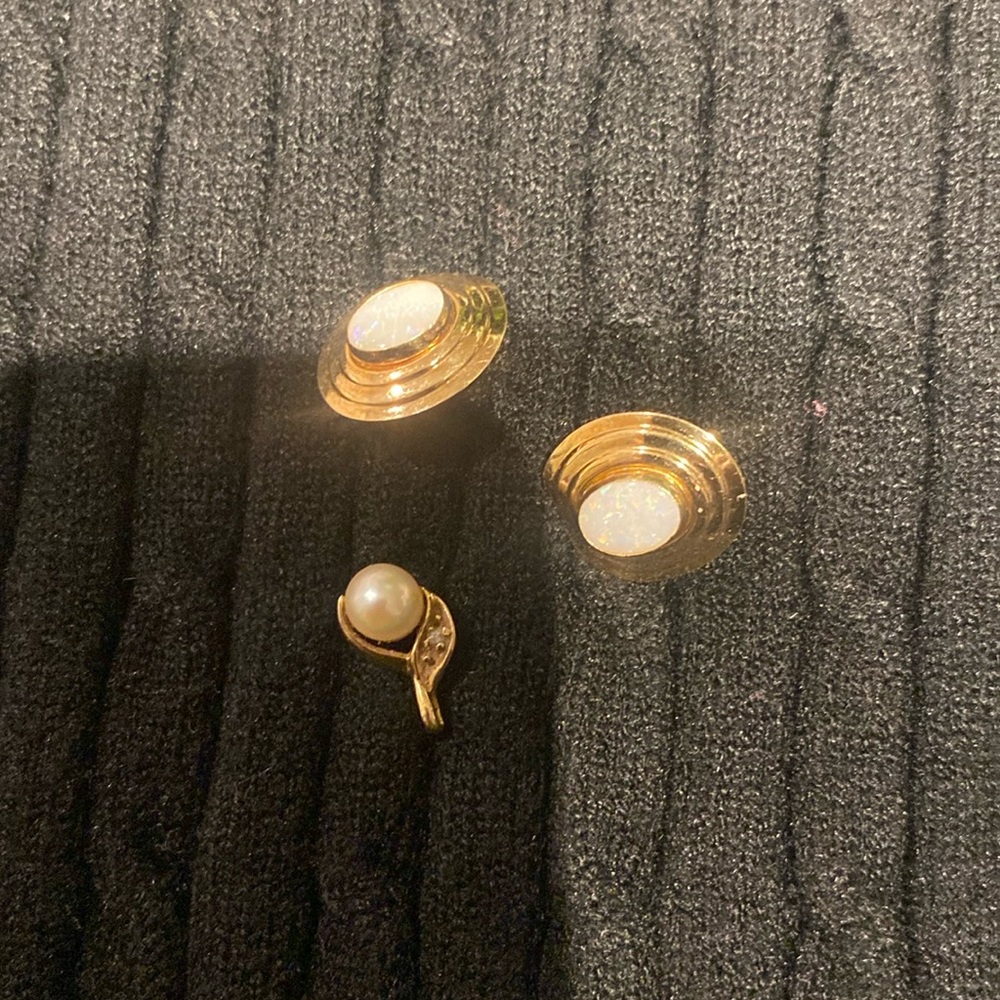 14k gold pearl charm with 14k gold earrings not a set they are different pearls